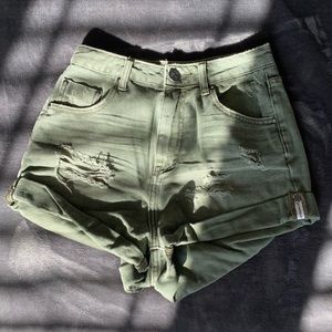 NEVER BEEN WORN - Highwaisted Denim Shorts